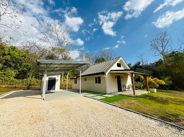 Blue Wave | Jungle and Mountain View Home